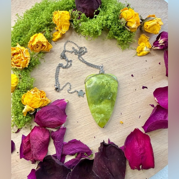 Handmade Serpentine Pendant Necklace - Picture 5 of 6